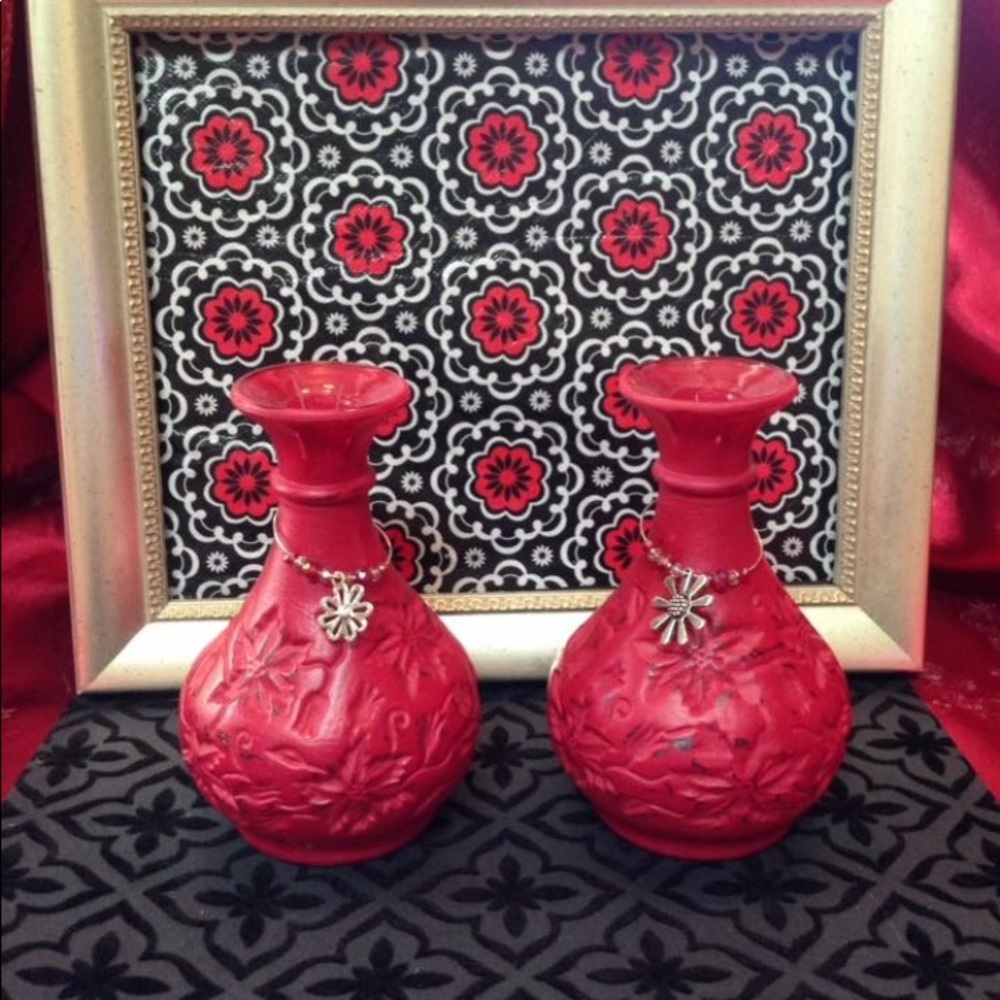2 matching flower vases